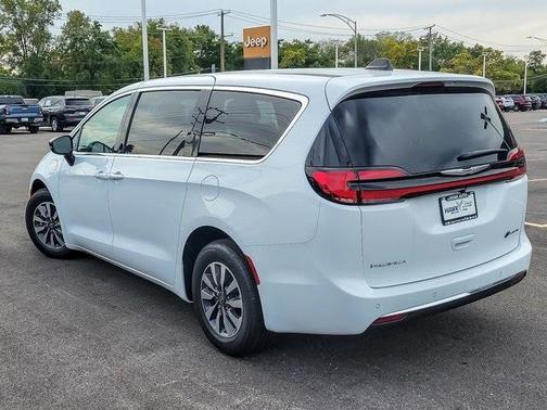 2026 Chrysler Pacifica Hybrid Select