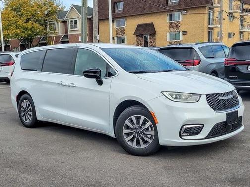 2026 Chrysler Pacifica Hybrid Select