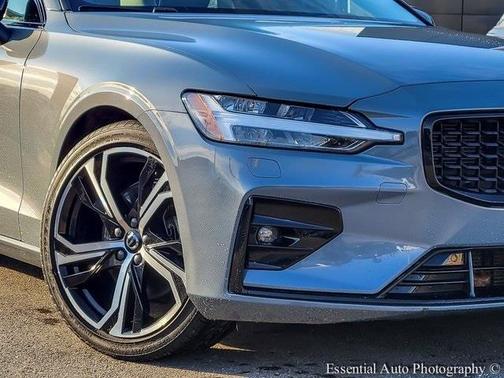 2024 Volvo S60 B5 Core Dark Theme