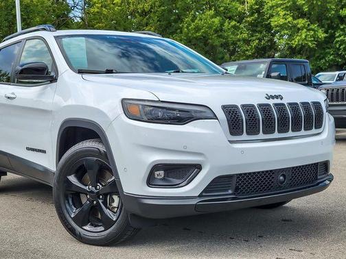 Bright White Clearcoat 2023 Jeep Cherokee Altitude Lux