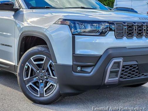 Silver Zynith Clearcoat 2026 Jeep Cherokee LAREDO/LIMITED