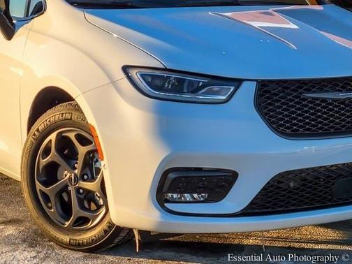 2024 Chrysler Pacifica Hybrid Select