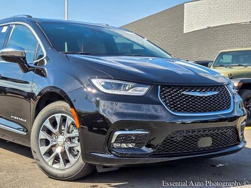 2025 Chrysler Pacifica Hybrid Pinnacle
