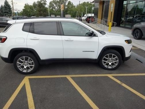 2022 Jeep Compass Latitude Lux