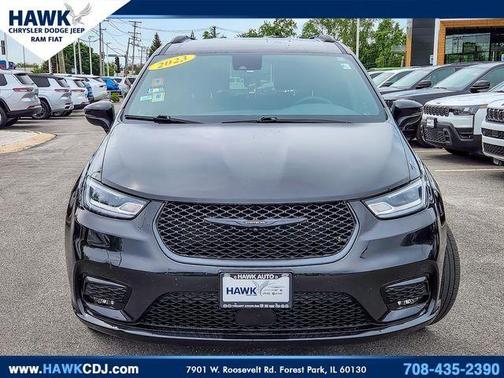Brilliant Black Crystal Pearlcoat 2023 Chrysler Pacifica Touring-L
