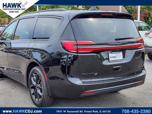 Brilliant Black Crystal Pearlcoat 2023 Chrysler Pacifica Touring-L