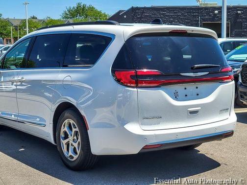 Bright White Clearcoat 2023 Chrysler Pacifica Limited