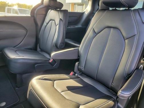 2025 Chrysler Voyager LX