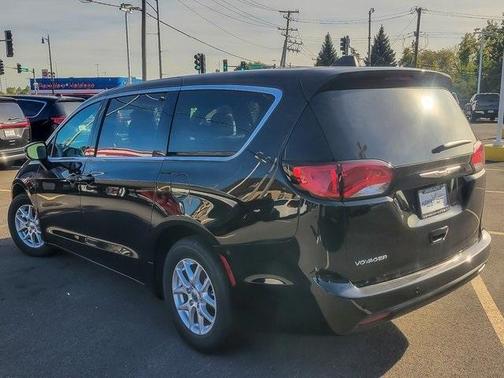 2025 Chrysler Voyager LX