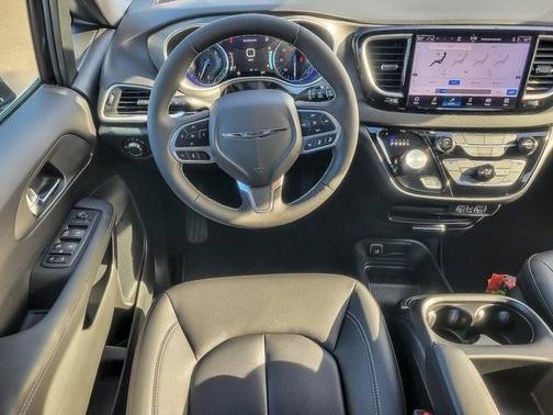 2025 Chrysler Voyager LX