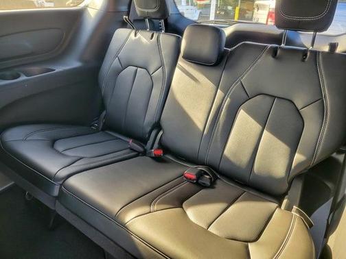 2025 Chrysler Voyager LX