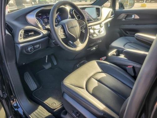 2025 Chrysler Voyager LX