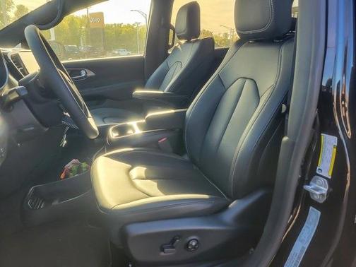 2025 Chrysler Voyager LX