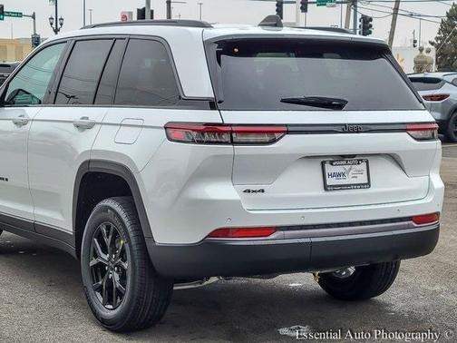 Bright White Clearcoat 2026 Jeep Grand Cherokee Laredo