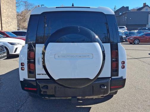 2024 Land Rover Defender 130 P400 X-Dynamic SE