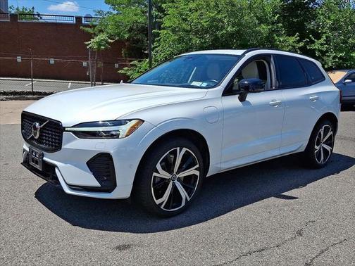 2023 Volvo XC60 Recharge Plug-In Hybrid T8 Ultimate Dark Theme