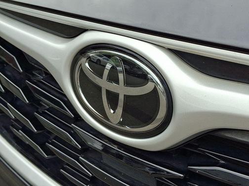 Midnight Black Metallic 2024 Toyota Highlander XLE