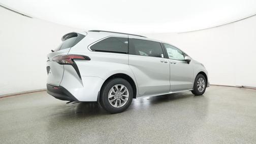 2025 Toyota Sienna XLE 8 Passenger