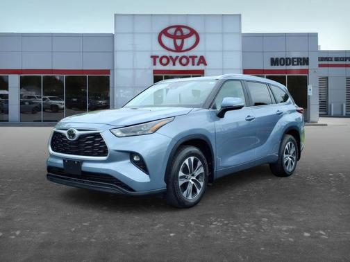 Gray 2023 Toyota Highlander XLE