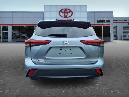 Gray 2023 Toyota Highlander XLE