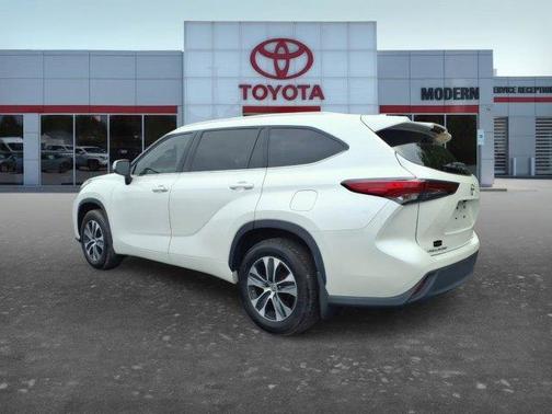 White 2020 Toyota Highlander XLE
