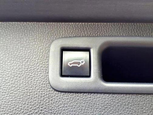 White 2020 Toyota Highlander XLE