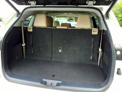 White 2020 Toyota Highlander XLE
