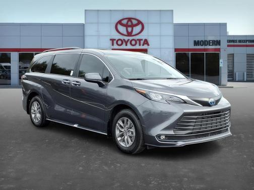 2025 Toyota Sienna XLE
