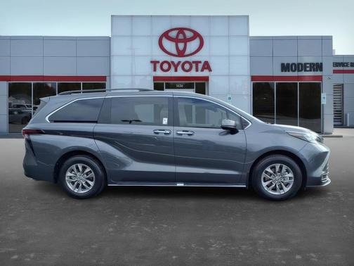 2025 Toyota Sienna XLE