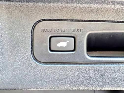 White 2023 Honda Pilot Touring