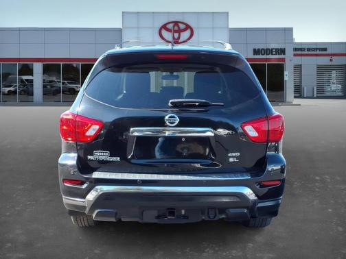 2017 Nissan Pathfinder SL