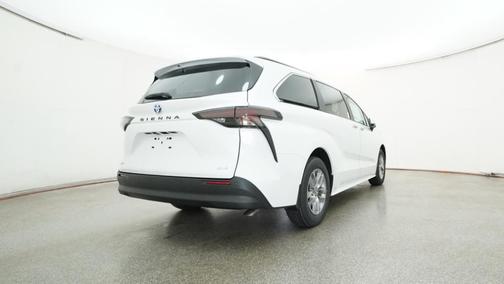 2025 Toyota Sienna XLE 8 Passenger