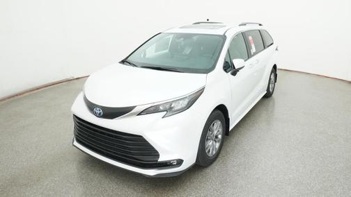 2025 Toyota Sienna XLE 8 Passenger