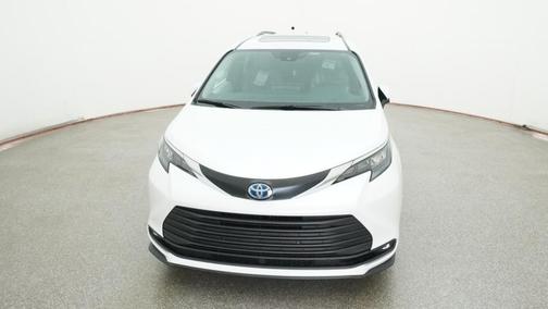 2025 Toyota Sienna XLE 8 Passenger