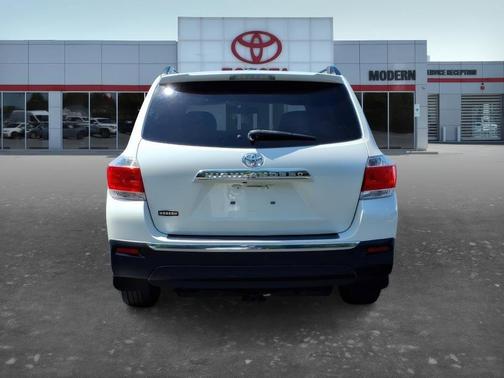 White 2011 Toyota Highlander SE