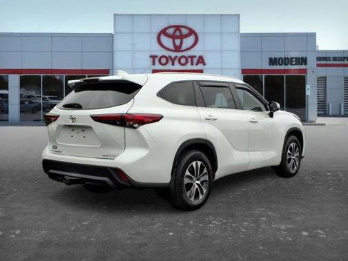 White 2023 Toyota Highlander XLE