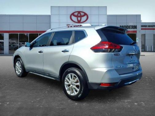 Silver 2017 Nissan Rogue SV