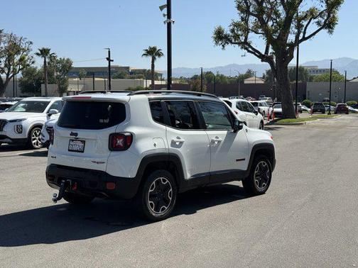 Alpine White 2016 Jeep Renegade Trailhawk