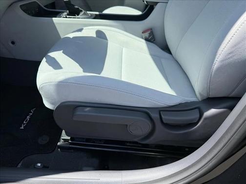 Abyss Black Pearl 2026 Hyundai KONA SE