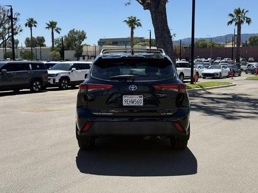Midnight Black Metallic 2022 Toyota Highlander XLE