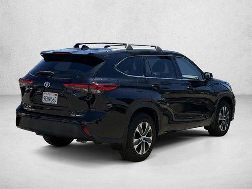 Midnight Black Metallic 2022 Toyota Highlander XLE