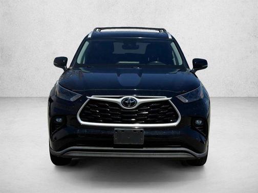 Midnight Black Metallic 2022 Toyota Highlander XLE