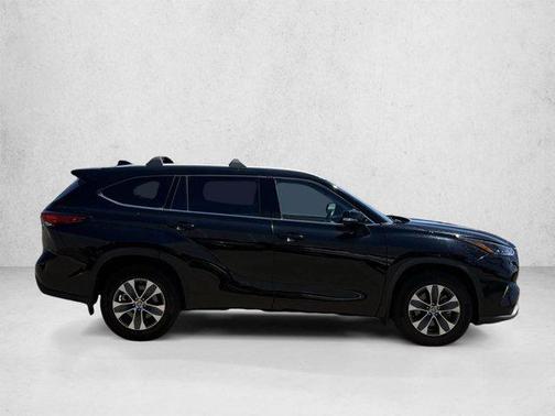 Midnight Black Metallic 2022 Toyota Highlander XLE