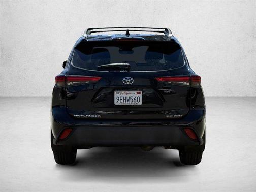 Midnight Black Metallic 2022 Toyota Highlander XLE