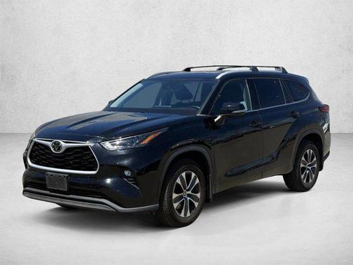 Midnight Black Metallic 2022 Toyota Highlander XLE