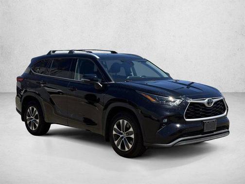 Midnight Black Metallic 2022 Toyota Highlander XLE