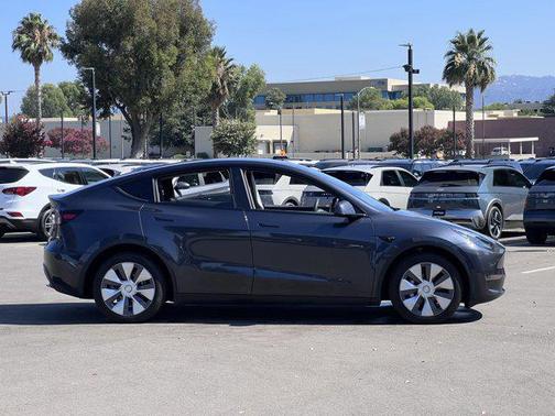 2024 Tesla Model Y Long Range Dual Motor All-Wheel Drive