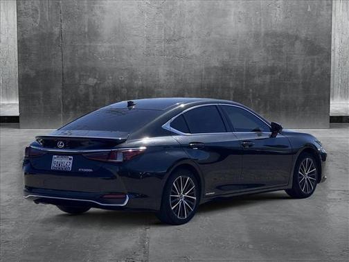 2022 Lexus ES 300h Base