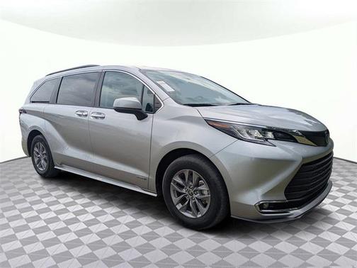 2021 Toyota Sienna XLE 8 Passenger