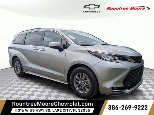 2021 Toyota Sienna XLE 8 Passenger